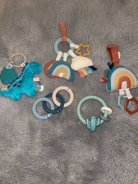 Itsy Ritzy Baby toy Lot Dinosaurio Rainbow Teethers Cactus
